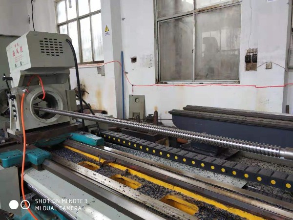 普車改造數(shù)控旋風銑加工機床普通長絲桿絲杠（山東濟寧客戶現(xiàn)場）